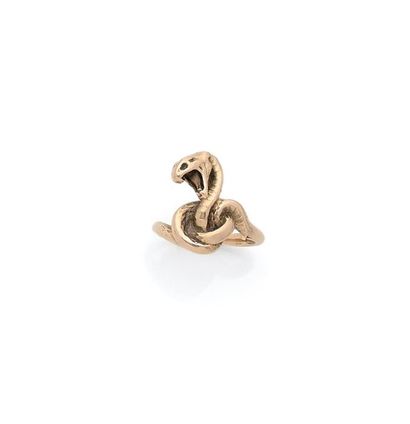 Bague 

en or 18K (750) sculpté dessinant...