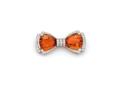 Broche nœud 

en or gris 18K (750), ornée...