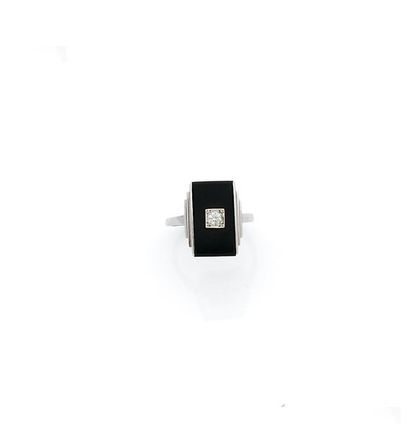 Bague 

18K (750), ornée d'un onyx quadrangulaire...