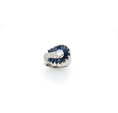 BAGUE ASYMETRIQUE 
Bague asymétrique 

en...