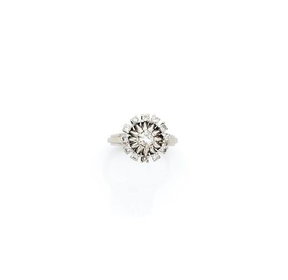 Bague 

en or gris 18K (750), le chaton formant...
