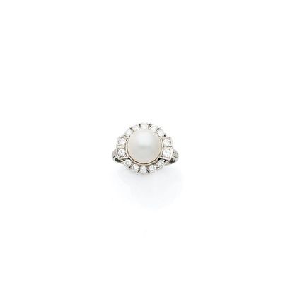 Bague 

en platine, ornée d'une demi-perle...