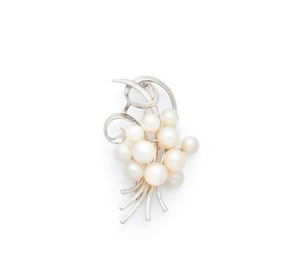 MIKIMOTO. 

Broche gerbe en or gris 14K (585)...