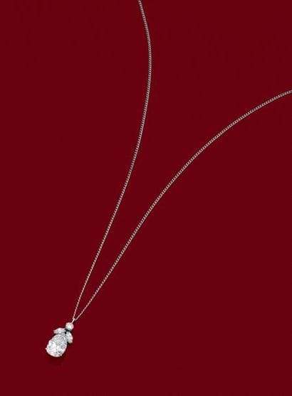 Pendentif 

en platine, orné d'un diamant...
