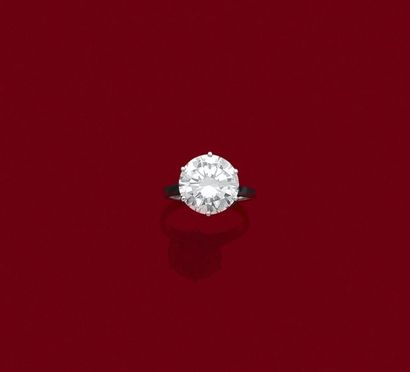Bague 

en or gris 18K (750), ornée d'un...