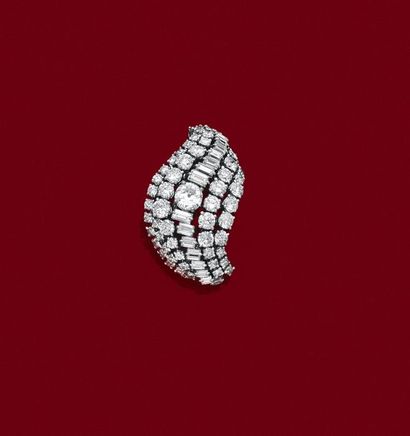Clip de revers 

en platine, orné d'un diamant...