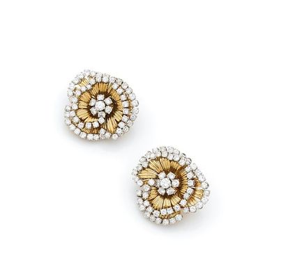 Paire de clips d'oreilles fleurs 

en or...