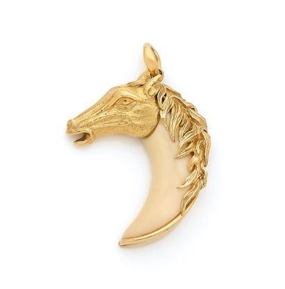 FRED. 

Pendentif protomé de cheval sculpté...