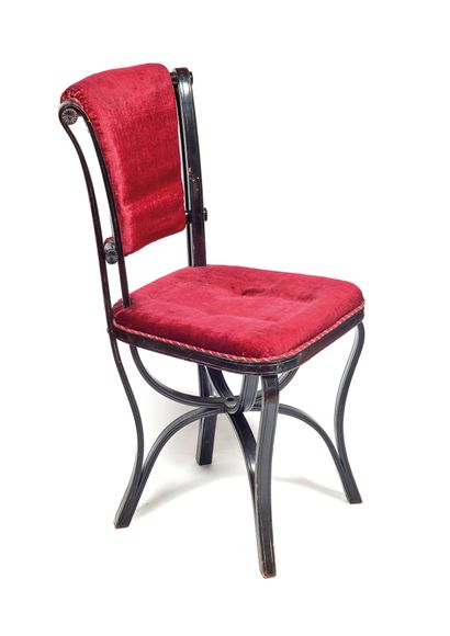 Chaise 

en bois thermoformé et noirci, la...