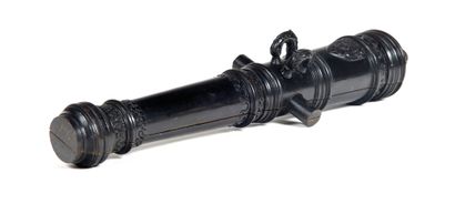 Modèle de canon

en poirié noirci et sculpté,...