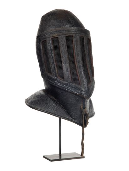 Fencer's mask

in black leather, the visor...