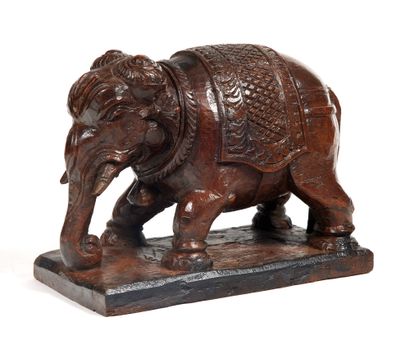 Elephant

in carved wood with its ornament...
