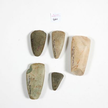 Lot de cinq haches polies.

Silex beige,...