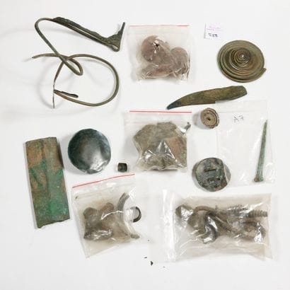 Lot

de divers fragments d'objets : bracelets,...