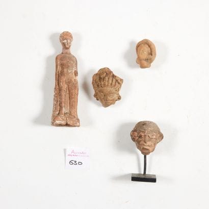 Lot

comprenant une figurine d'éphèbe nu,...