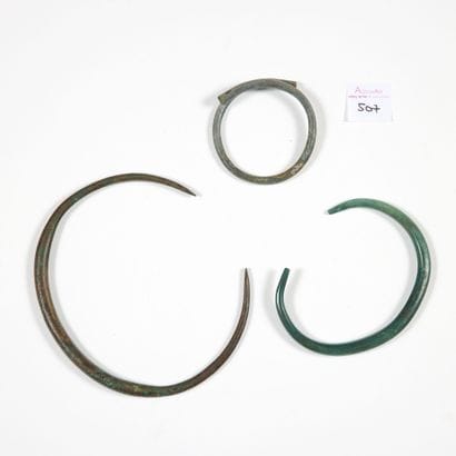 Lot

de deux bracelets et un collier rigide.

Bronze...