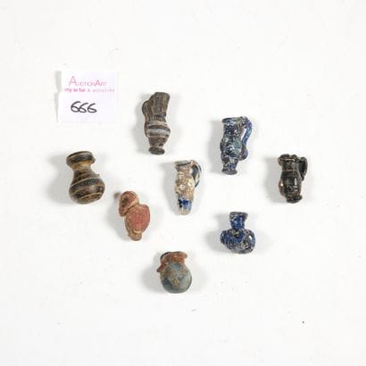 Lot 

de huit vases miniatures.

Art byzantin...