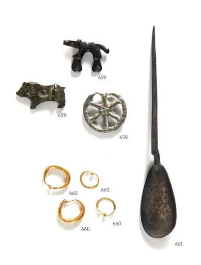 Lot 

de deux paires de boucles d'oreille...