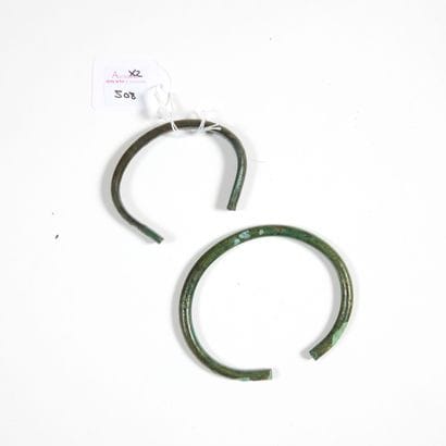 Lot

de deux bracelets ouverts, dont un à...
