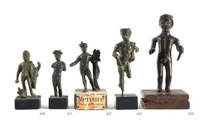 Lot

comprenant une statuette de Zeus debout,...
