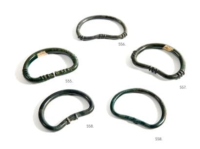Beau bracelet

réniforme orné de séries de...