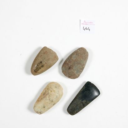 Lot de quatre haches polies.

Pierre noire,...