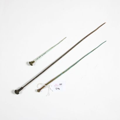 Lot

de trois épingles à têtes globulaires,...