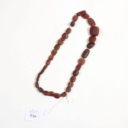 Collier

composé de quarante perles de formes...