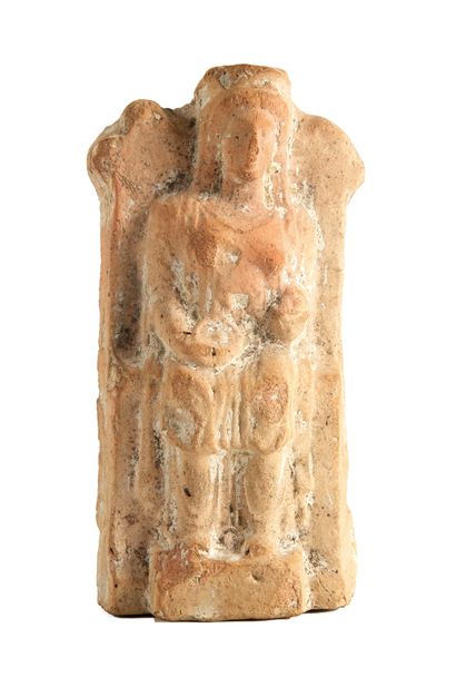 Statuette péplophore

assiste tenant une...