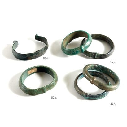 Lot

de deux bracelets fermés gravés de motifs...