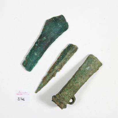 Hache

à douille à anneau latéral.

Bronze...