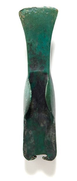 Hache

à aileron médian et talon

Bronze...