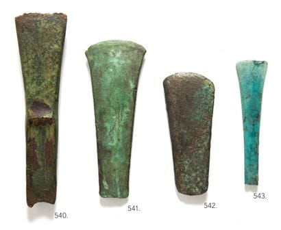 Hache

plate, lame légèrement en éventail

Bronze...
