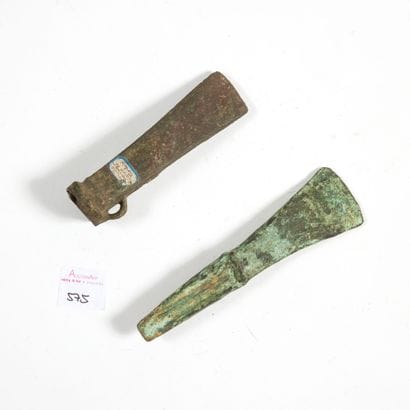Lot

comprenant une hache à talon de type...