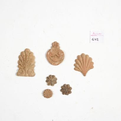 Lot 

de six motifs d'applique en forme de...