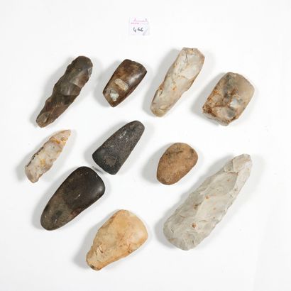 Lot de dix haches

dont quatre fragments,...