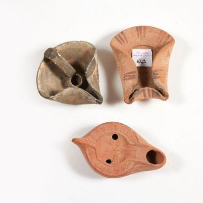 Lot 

comprenant une lampe à huile coupelle...