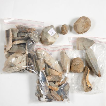 Lot of tools and fragments 

including strikers,...