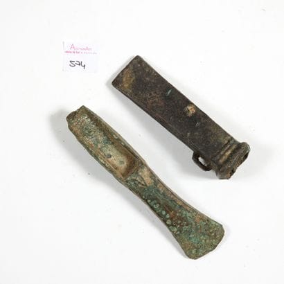 Lot

comprenant une hache à talon de type...