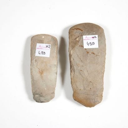 Lot de deux haches 

partiellement polies.

Silex...