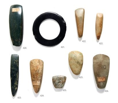 Adze axe 

with quadrangular section

Green...