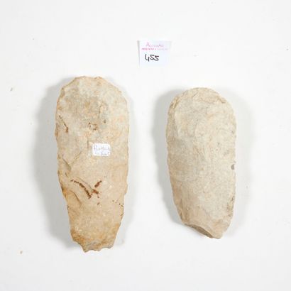 Lot de deux haches taillées

Silex beige

France,...