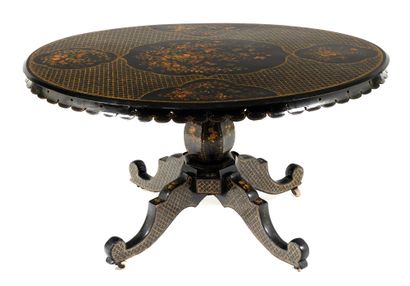 Table

de forme ovale, le plateau à décor...