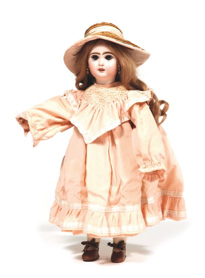 
Poupée, tête en porcelaine marquée en creux...