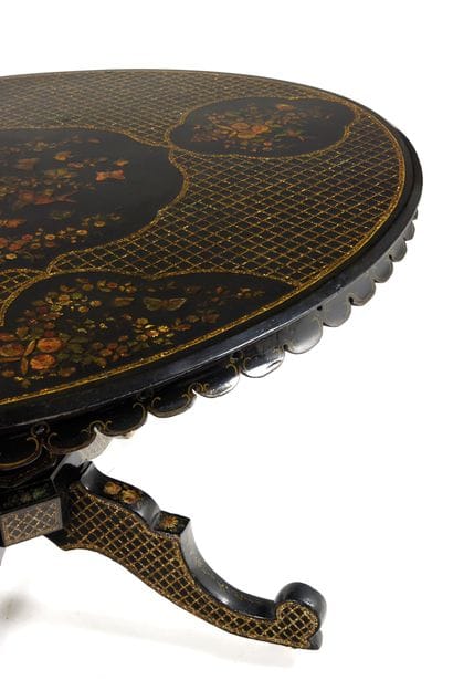 Table

de forme ovale, le plateau à décor...