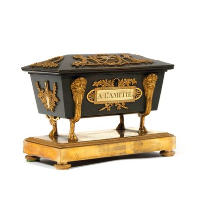 Coffret 

en bronze patiné canon de fusil...