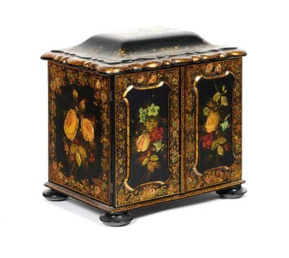 Coffret cabinet 

en bois noirci à décor...