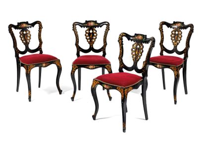Suite de quatre chaises

à dossier ailes...