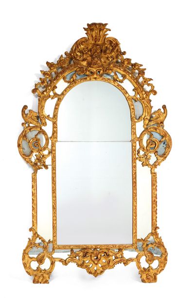 Miroir à parcloses 

en bois richement sculpté...