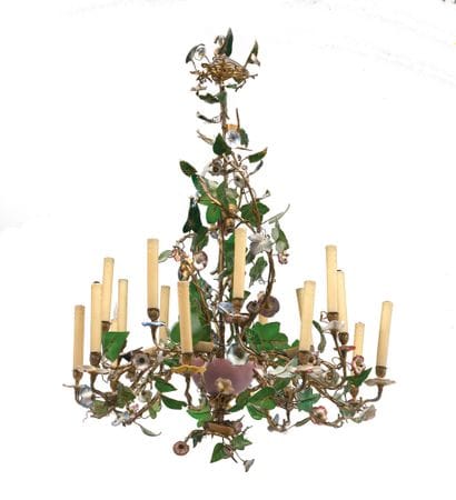 Lustre 

à dix-huit lumières en métal doré...